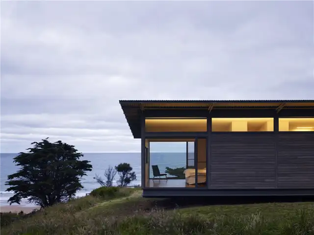 Вид на спальню дома Sugar Gum Off Grid House