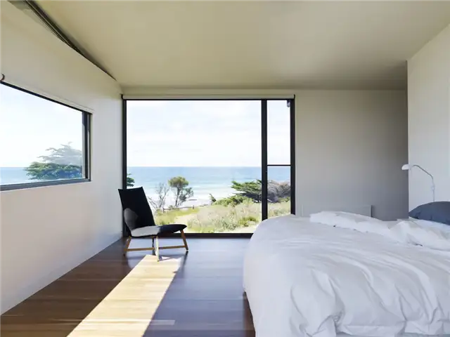 Чистая спальня в доме Sugar Gum Off Grid House