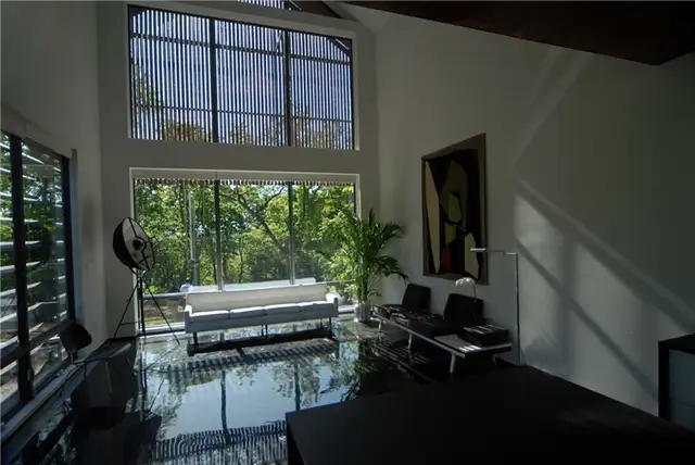 Интерьер устойчивой резиденции Narrow Sustainable Off Grid Residence