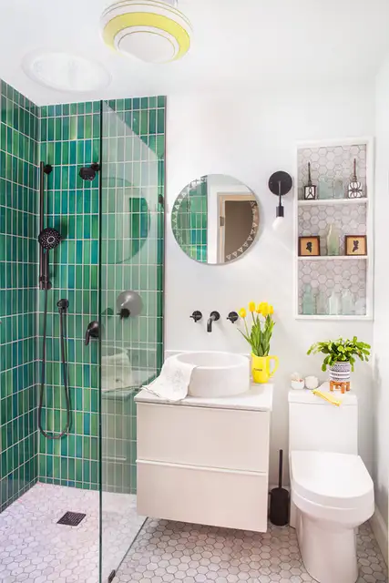 Попробуйте установить душевую кабину в маленькой ванной комнате