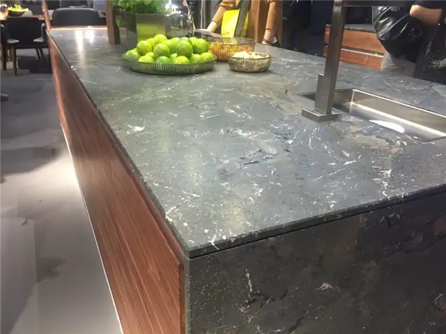 Столешница из мыльного камня с прожилками