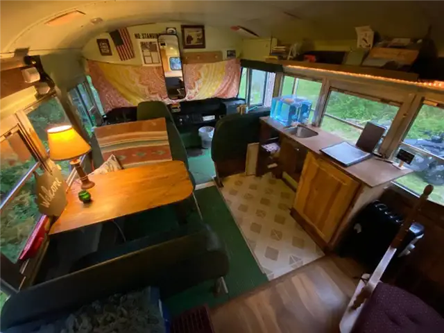 Уютный стол в стиле School Bus Conversion