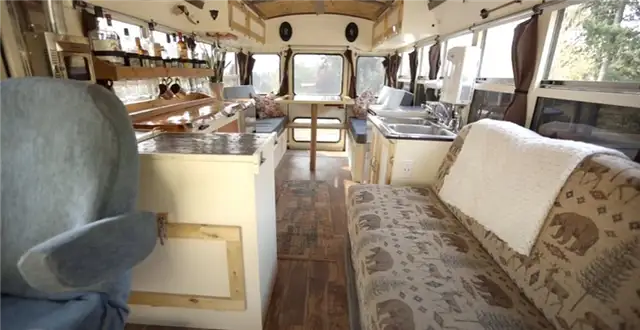 Великолепный интерьер DIY (своими руками) School Bus Conversion за $12k