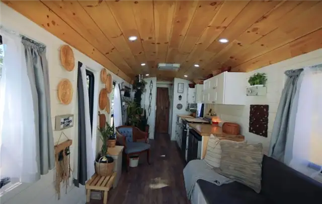 Epic Off-The-Grid School Bus Conversion интерьер