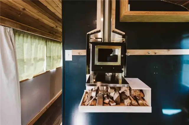The Skoolie - Romantic Urban Glamping камин
