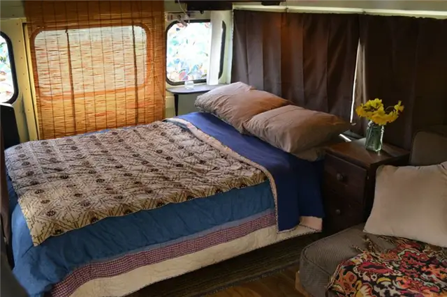 Уютная спальня в стиле School Bus Conversion