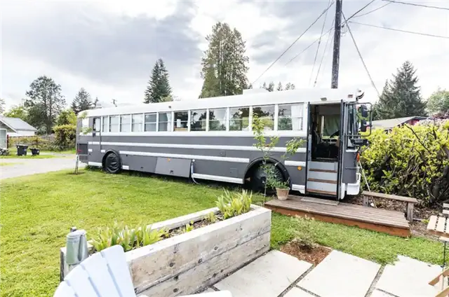 The Skoolie - Romantic Urban Glamping