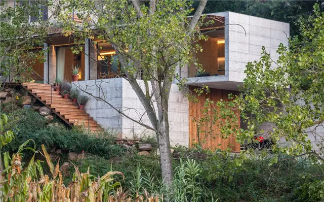 Retina-House-in-Spain-by-Arnau-estudi-d'arquitectura-stairs