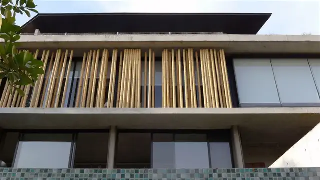 Фасад дома с бамбуковыми занавесками от Eco-id Architects