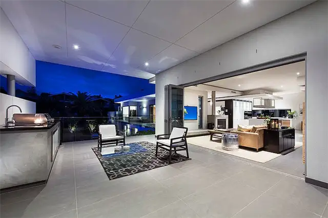 city-beach-house-outdoor-lounge-area-kitchen1