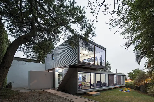 Бетонный и стальной дом в виде штабеля от Metro Arquitetos Associados