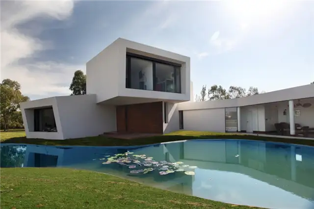 Орхидея в белых штабелях Дом от Andres Remy Arquitectos