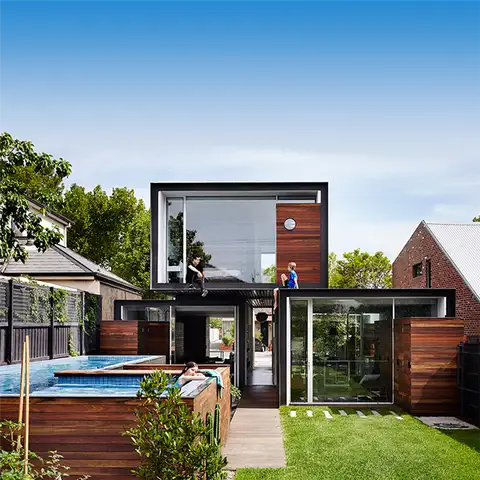 Задний двор с уложенными объемами от Austin Maynard Architects