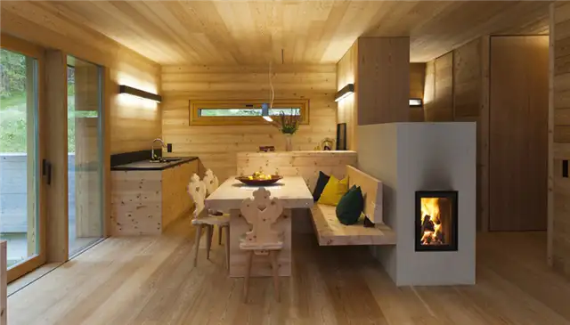 Tyrol-alpine-lodge-dining-area