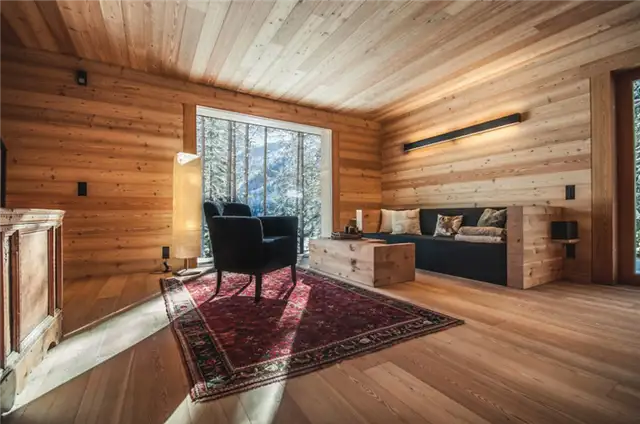 Tyrol-alpine-lodge-seating-area