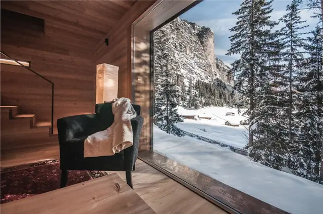 Tyrol-alpine-lodge-glass-wall