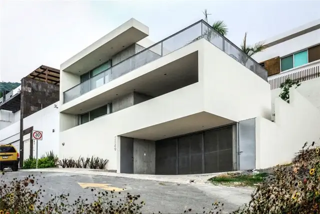 Ipe-House-front-view