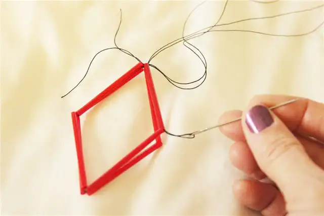 DIY (своими руками) Goemetric Straw Ornaments - Проденьте леску через одну соломинку
