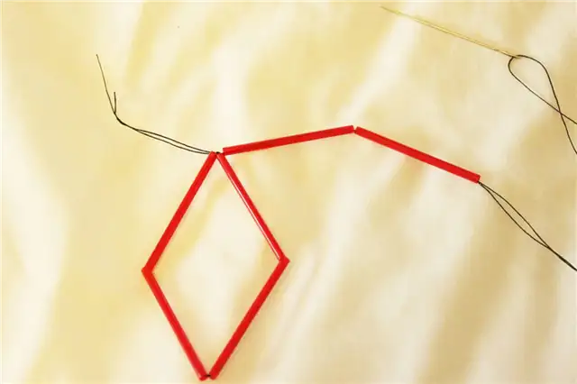 DIY (своими руками) Goemetric Straw Ornaments- Нанижите еще две соломинки