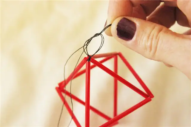 DIY (своими руками) Goemetric Straw Ornaments - завяжите квадратный узел на вершине призмы