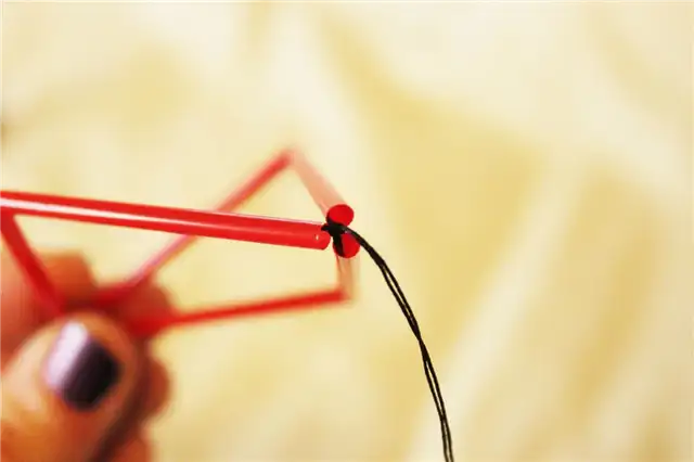 DIY (своими руками) Goemetric Straw Ornaments - закрепите леску в нижнем углу