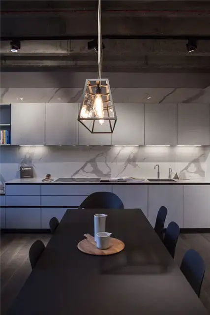 Светильники с лампочками Эдисона над обеденным столом - Chelsea Harbour Aster Kitchen