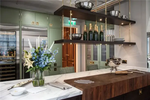 Сочетание дерева и мрамора на кухне Christopher Peacock Motra Kitchen Design