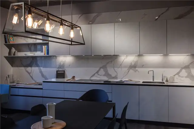 Большие белые кухонные шкафы с мраморной заставкой - Chelsea Harbour Aster Kitchen