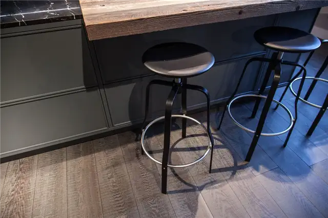Кухонная фабрика Espressodesign Aster от Chelsea Habour с промышленными барными стульями