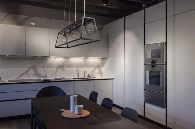 Белая мраморная задняя панель и шкафы - Chelsea Harbour Aster Kitchen