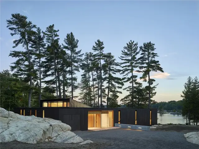 Вид сбоку на резиденцию Lake Manitouwabing Residence