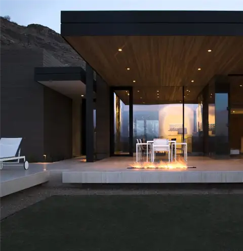 Камин в современном доме Rammed Earth от Brent Kendle