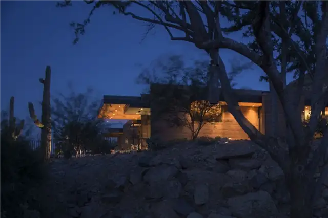 Современный дом Rammed Earth от Brent Kendle ночной вид
