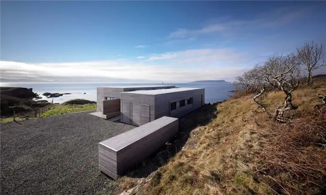 Вид сзади на дом Tigh Port na Long от Dualchas Architects