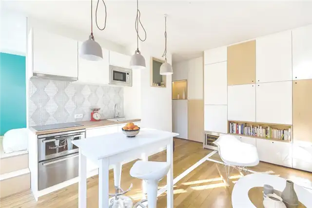 Парижский декор маленькой квартиры с крошечной кухней