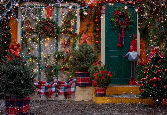 Красивое крыльцо, украшенное к зимнему сезону