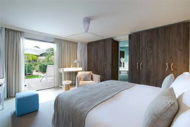Отель La Plage Casadelmar - туалетная комната для макияжа в спальне