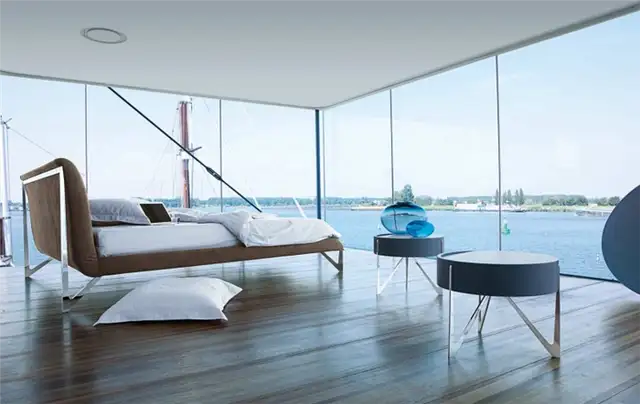 Современные кровати от Roche Bobois - хромированное основание кровати и захватывающий вид