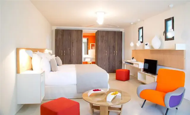 La Plage Casadelmar Hotel - красочная спальня