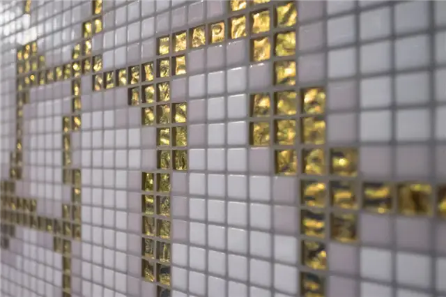 Мозаичная плитка для ванной Bisazza с золотыми и белыми бордюрами