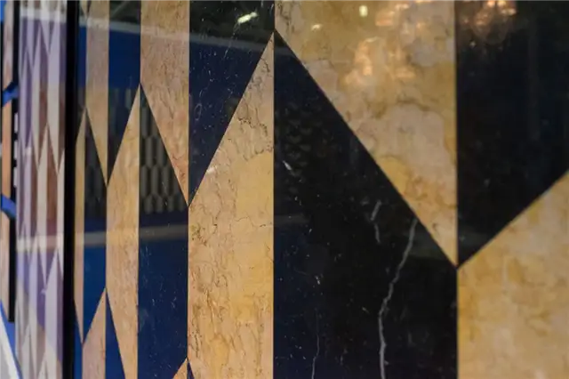 Геометрическая плитка Bisazza для ванной комнаты черная и коричневая