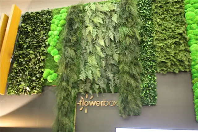 Натуралистическая стена из цветочных ящиков от Flowerbox