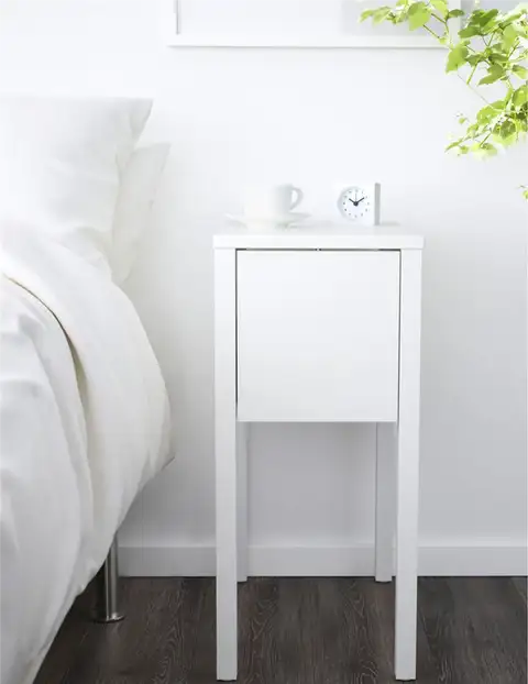 Белая тумбочка из IKEA для создания скандинавского декора