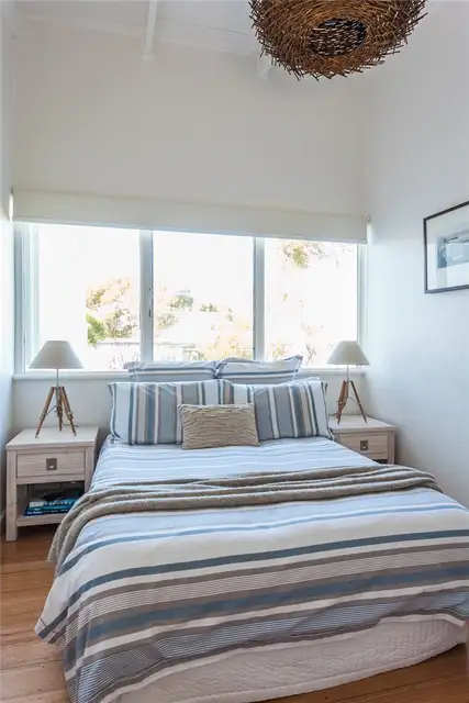 beach-house-guest-bedroom-closeup
