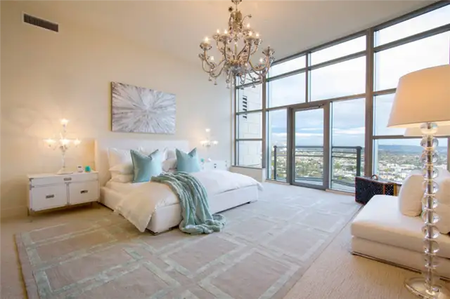Эксклюзивный пентхаус в The Carlyle Residences - роскошная спальня с большой люстрой