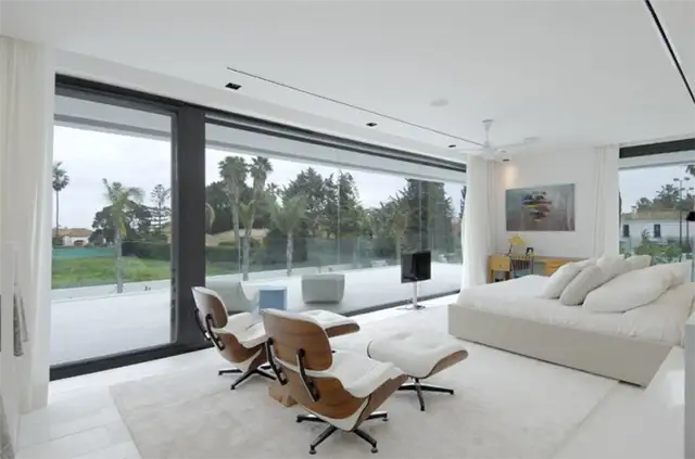 Дом в Сотогранде от A-cero Architects - белая спальня с культовыми креслами eames lounge