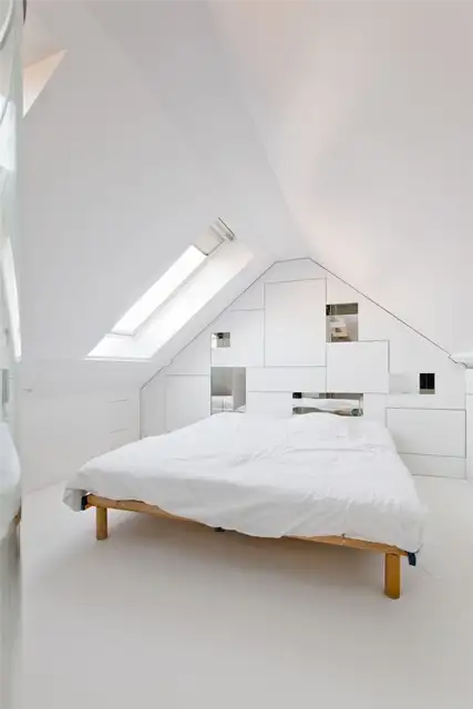 Люкс для новобрачных от M Architecture Белая спальня на чердаке