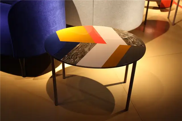 Цветной журнальный столик Moroso с шевронным узором