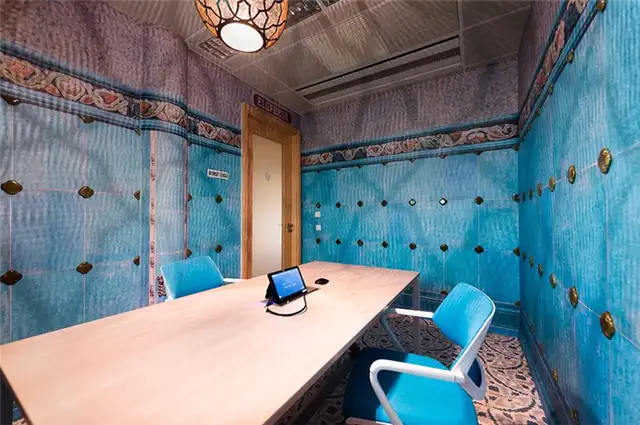 the-google-office-in-budapest-video-conference-room-blue-themed