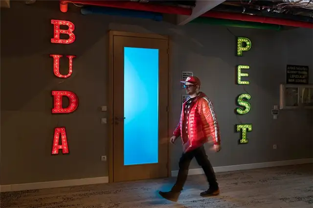 the-google-office-in-budapest-sign